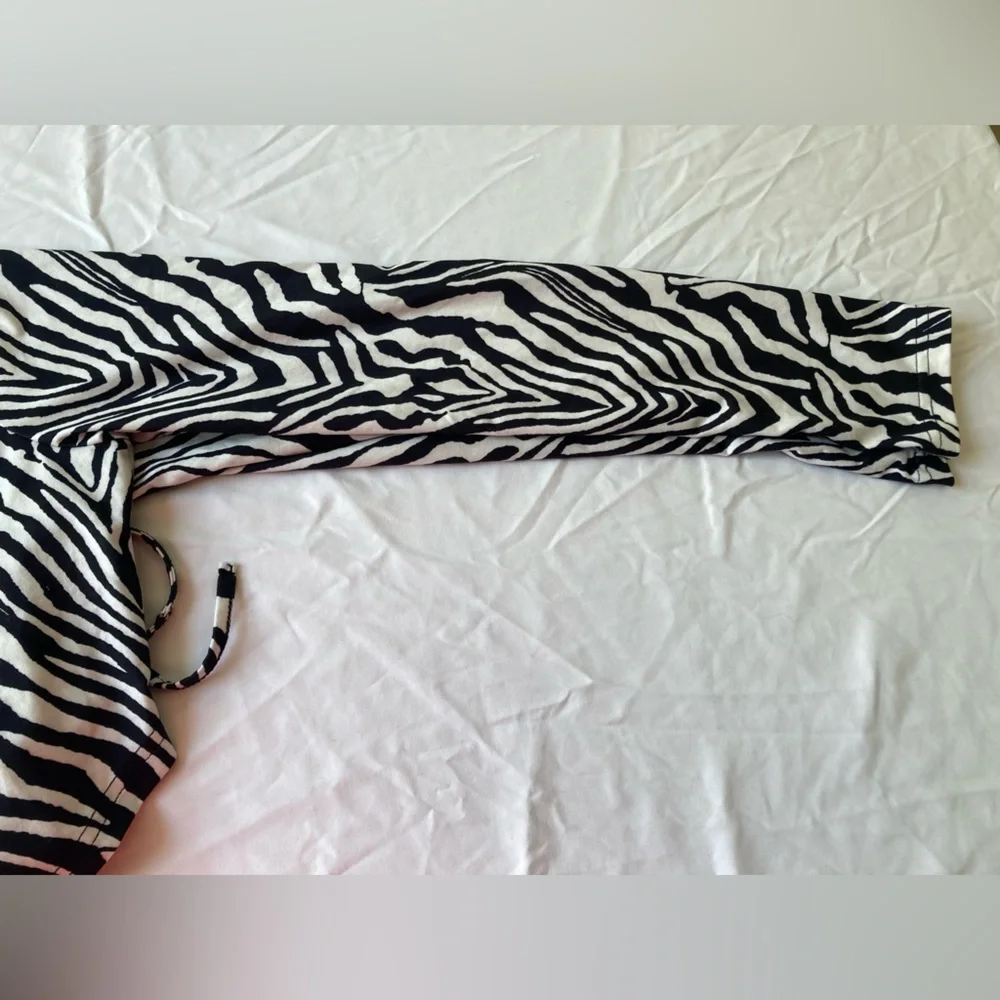 🔴 4/$12 NWOT Black & White Zebra Print Backless Crop Top Size Large - Picture 10 of 11